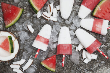 Hausgemachte Wassermelonen-Kokosnuss-Eislutscher auf zerstoßenem Eis - GWF05846
