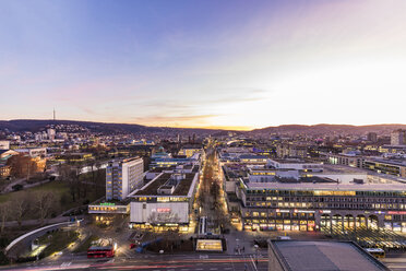 Deutschland, Stuttgart, Einkaufsmeile Koenigstrasse bei Sonnenuntergang - WDF05077