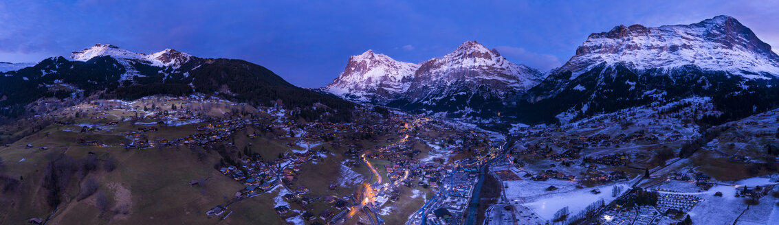 Switzerland, Canton of Bern, Wetterhorn, Grindelwald, townscape at blue hour in winter - AMF06757