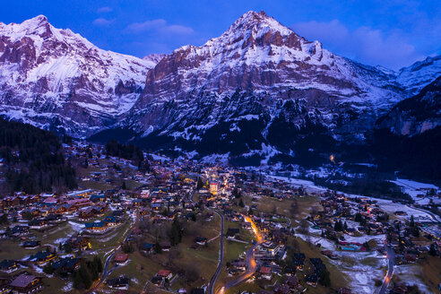 Switzerland, Canton of Bern, Wetterhorn, Grindelwald, townscape at blue hour in winter - AMF06760