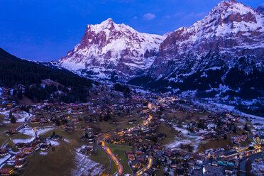 Schweiz, Kanton Bern, Wetterhorn, Grindelwald, Stadtbild zur blauen Stunde im Winter - AMF06761