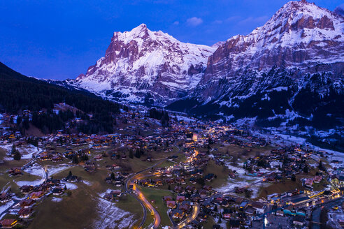 Schweiz, Kanton Bern, Wetterhorn, Grindelwald, Stadtbild zur blauen Stunde im Winter - AMF06761