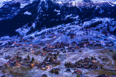 Schweiz, Kanton Bern, Wetterhorn, Grindelwald, Stadtbild zur blauen Stunde im Winter - AMF06762
