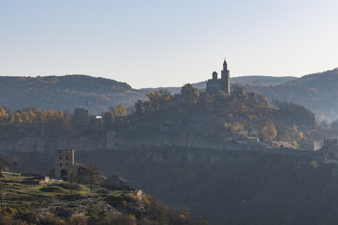 Festung Tsarevets bei Sonnenaufgang, Veliko Tarnovo, Bulgarien - RUNF01071