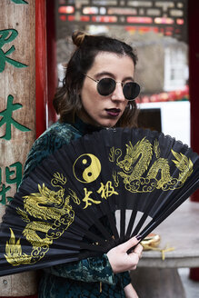 London, junge Frau mit chinesischem Fächer in Chinatown - IGGF00763
