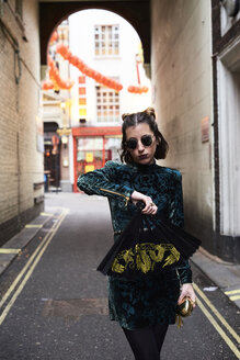 London, junge Frau mit chinesischem Fächer in Chinatown - IGGF00765