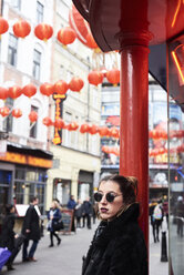 London, junge Frau in Chinatown - IGGF00767
