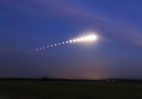 Deutschland, zusammengesetzte Sequenz der totalen Mondfinsternis mit Mars, lizenzfreies Stockfoto