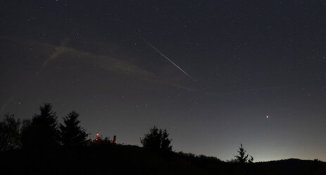 Deutschland, Hochtaunuskreis, Großer Feldberg, Perseiden Meteor - THGF00071