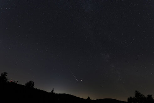 Deutschland, Hochtaunuskreis, Großer Feldberg, Perseiden Meteor - THGF00072