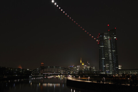 Deutschland, Frankfurt am Main, zusammengesetzte Sequenz des totalen Mondes mit der Europäischen Zentralbank, lizenzfreies Stockfoto