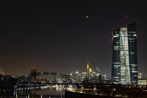 Deutschland, Frankfurt am Main, Blick auf beleuchtete Skyline und Europäische Zentralbank bei totaler Mondfinsternis, lizenzfreies Stockfoto