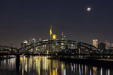 Deutschland, Frankfurt am Main, Blick auf beleuchtete Skyline mit Deutschherrnbrücke bei totaler Mondfinsternis - THGF00082