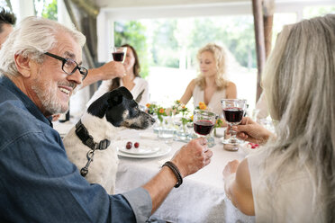 Älteres Paar stößt bei einer Familienfeier mit Weingläsern an - PESF01274