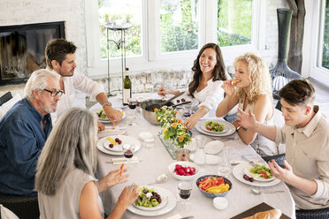 Glückliche Familie beim gemeinsamen Essen - PESF01277
