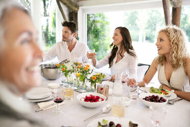 Glückliche Familie beim gemeinsamen Essen - PESF01282