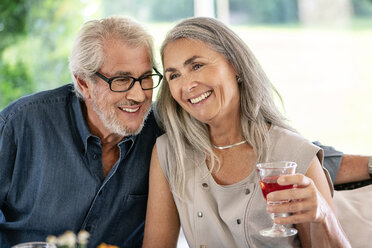 Glückliches Seniorenpaar bei einer Familienfeier - PESF01287