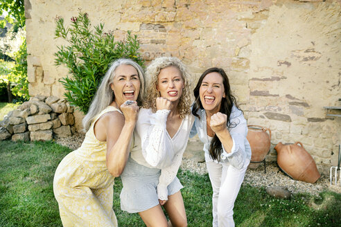 Porträt von drei aufgeregten, jubelnden Frauen unterschiedlichen Alters - PESF01321