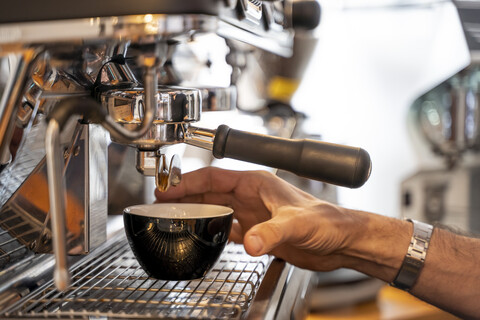 Nahaufnahme eines Barista, der Kaffee in einem Café zubereitet, lizenzfreies Stockfoto