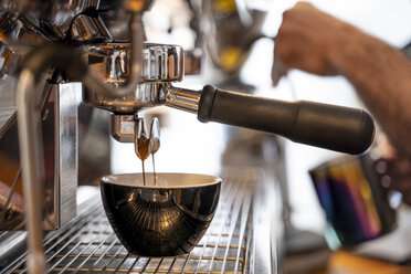 Nahaufnahme eines Barista, der Kaffee in einem Café zubereitet - OCMF00271