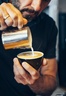 Barista bei der Zubereitung von Cappuccino in einem Coffeeshop - OCMF00273