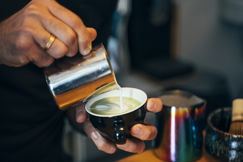 Nahaufnahme einer Barista bei der Zubereitung von Tee in einem Café, lizenzfreies Stockfoto