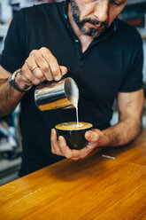 Barista bei der Zubereitung von Cappuccino in einem Coffeeshop - OCMF00278