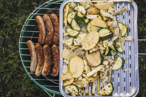 Grillen von Würstchen und Gemüse auf einer Wiese - JSCF00131