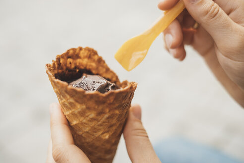 Frauenhand hält Eiswaffel mit Schokoladeneis, Nahaufnahme - JSCF00135