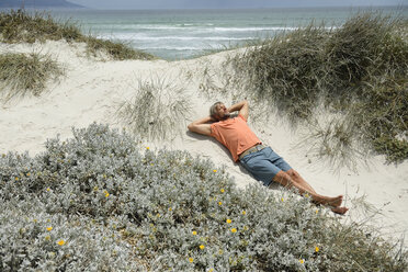 Südafrika, liegender Mann am Bloubergstrand - ECPF00373