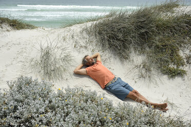 Südafrika, liegender Mann am Bloubergstrand - ECPF00374