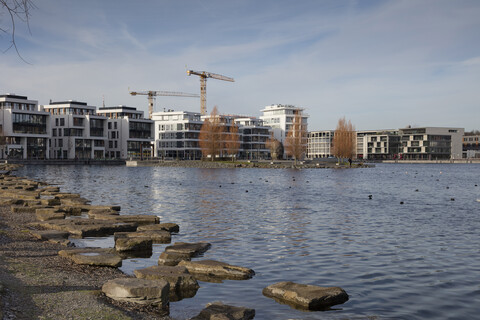 Deutschland, Dortmund-Hoerde, Neubaugebiet mit Bürogebäuden und Mehrfamilienhaus, lizenzfreies Stockfoto