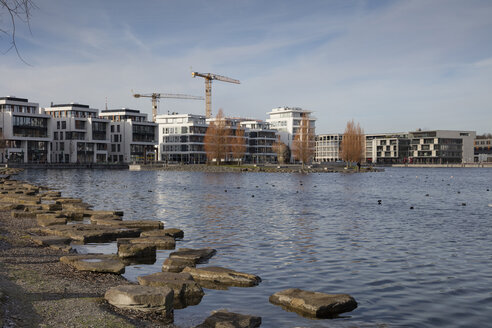 Deutschland, Dortmund-Hoerde, Neubaugebiet mit Bürogebäuden und Mehrfamilienhaus - WIF03802