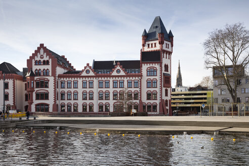 Deutschland, Dortmund, Schloss Hoerde mit dem Phoenix-See im Vordergrund - WIF03804