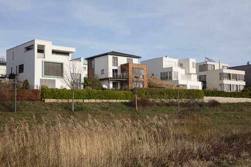 Germany, Dortmund-Hoerde, residential houses near Lake phoenix - WIF03805