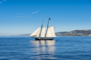 USA, California, Channel islands, Santa Catalina Island, Avalon, Sailing boat - RUNF01112