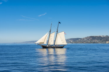 USA, Kalifornien, Kanalinseln, Santa Catalina Island, Avalon, Segelboot - RUNF01112