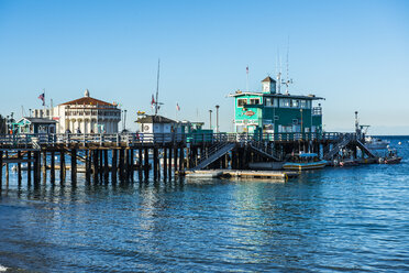USA, Kalifornien, Kanalinseln, Santa Catalina Island, Pier in Avalon - RUNF01124