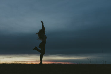 Silhouette einer Frau in der Natur bei Sonnenuntergang - JPF00341