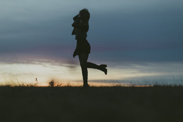 Silhouette einer Frau in der Natur bei Sonnenuntergang - JPF00347