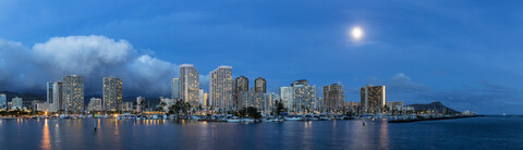 USA, Hawaii Oahu, Honolulu, Skyline mit Ala Wai Boat Harbour und Diamond Head zur blauen Stunde, lizenzfreies Stockfoto