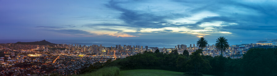 USA, Hawaii Oahu, Puu Ualakaa State Park, View from Tantalus Lookout to Honolulu and Diamond Head - FOF10288