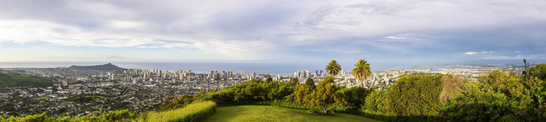 USA, Hawaii Oahu, Puu Ualakaa State Park, Blick vom Tantalus Lookout auf Honolulu und Diamond Head - FOF10289