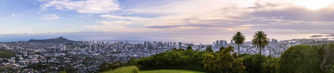 USA, Hawaii Oahu, Puu Ualakaa State Park, Blick vom Tantalus Lookout auf Honolulu und Diamond Head - FOF10290