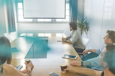 Geschäftsleute sitzen am Konferenztisch im Büro - PAF01901