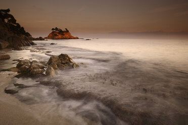 Spanien, Castell-Platja d'Aro, Belladona-Bucht bei Sonnenuntergang - DSGF01801