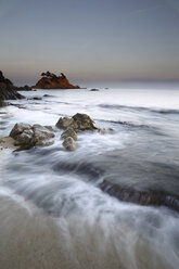 Spanien, Castell-Platja d'Aro, Belladona-Bucht bei Sonnenuntergang - DSGF01803