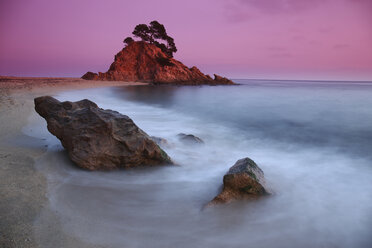 Spain, Castell-Platja d'Aro, Belladona Cove at sunset - DSGF01804