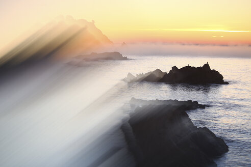 Spanien, Cala S'Alguer, Costa Brava, Sonnenuntergang an der Küste - DSGF01824