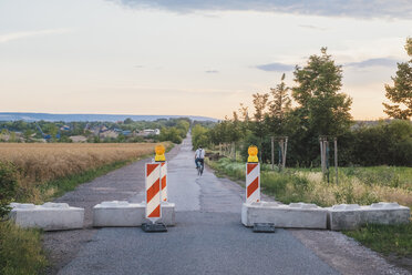 Straßenverengung an der Landstraße - JSCF00146